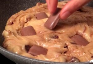 Cookie géant Daim à la poêle