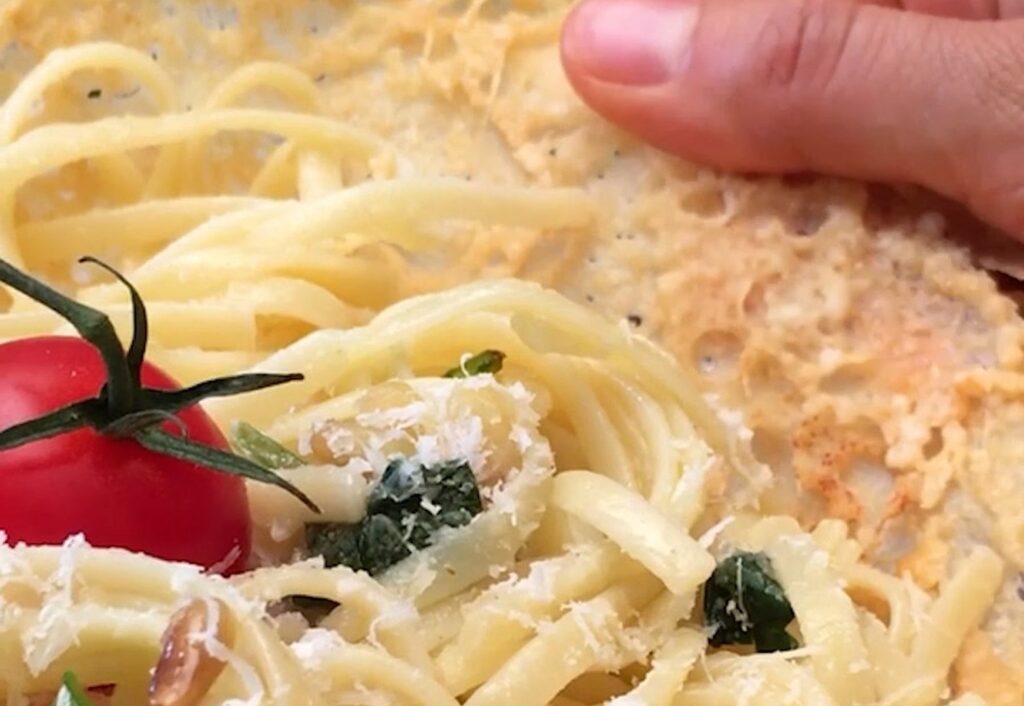 Linguine nella loro ciotola di parmigiano