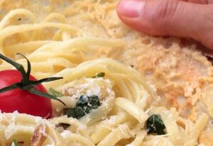 Tallarines en tazón de parmesano