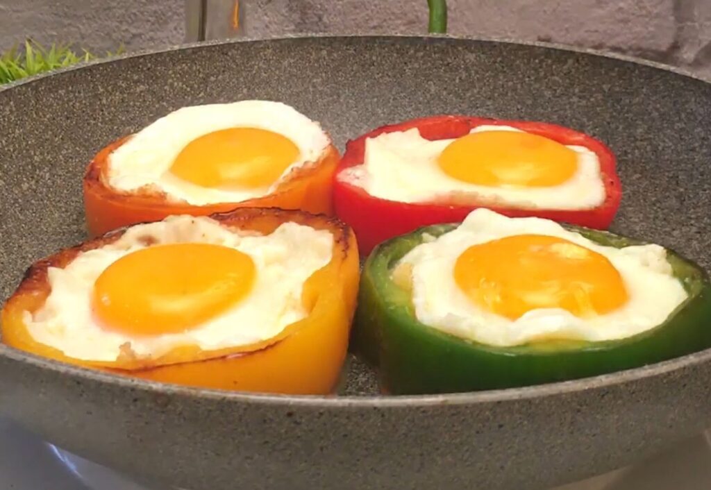 Oeufs au plat multicolores