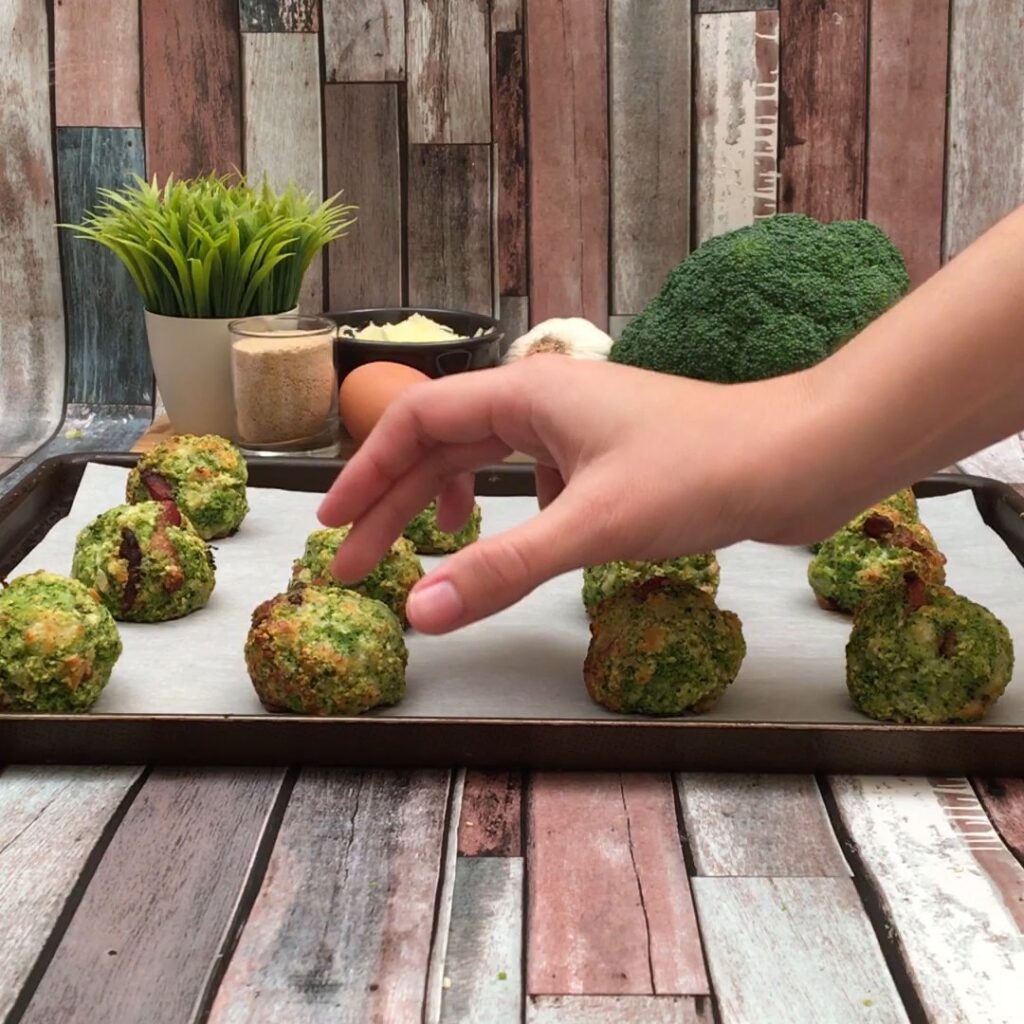 Bolinho de queijo e brócolis!