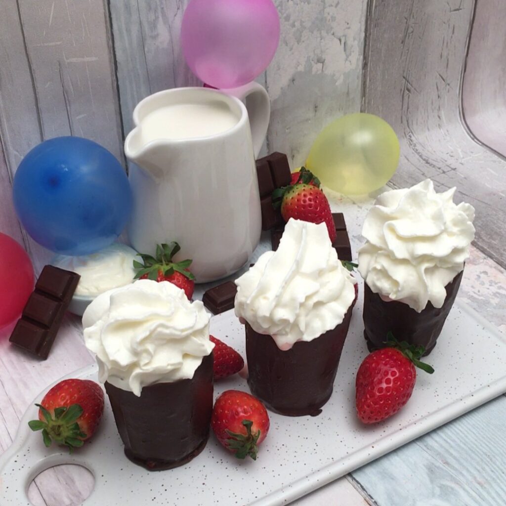 Mousse Tang no copinho de chocolate