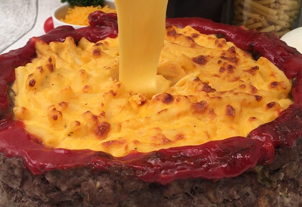 Obra-de-arte de carne e macarrão