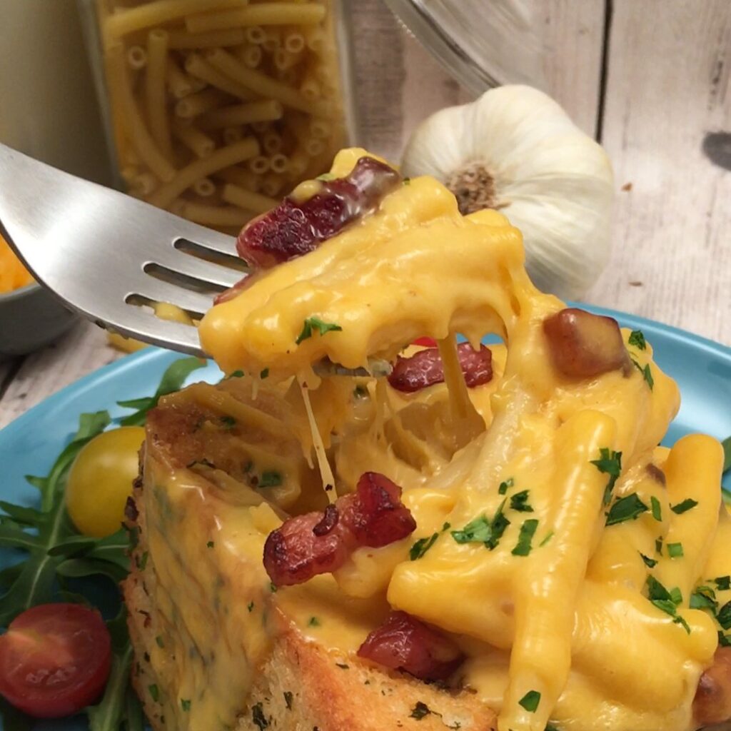 Mac ‘n’ Cheese Garlic Bread Bowl!