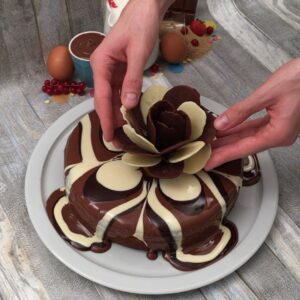 Cake Decorating Hack for Chocolate Lovers