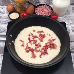 Carbonara-Schiffchen auf Parmesanmeer