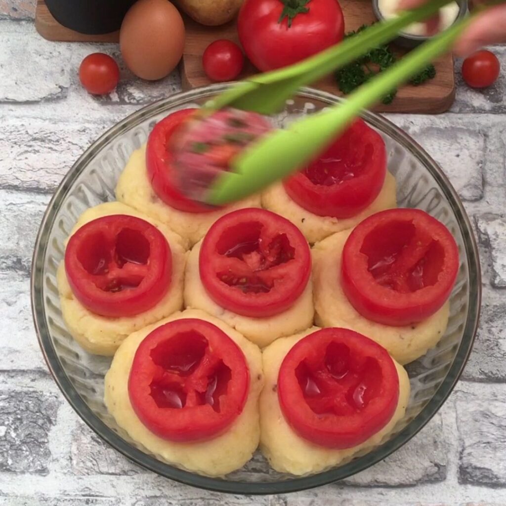 Gefüllte Tomate auf Kartoffelbeet