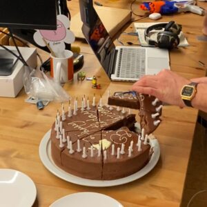 Le gâteau d&rsquo;anniversaire farce et attrape