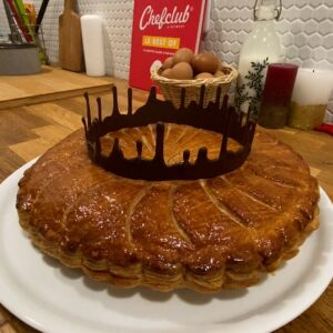 La galette des rois et sa couronne au chocolat