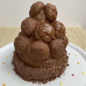 Torre de profiteroles caseiros