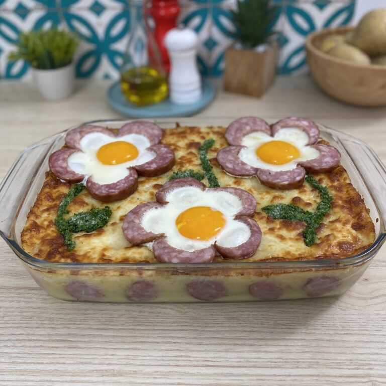 Kartoffelauflauf mit Blumen-Würstchen Kartoffelauflauf mit Blumen-Würstchen