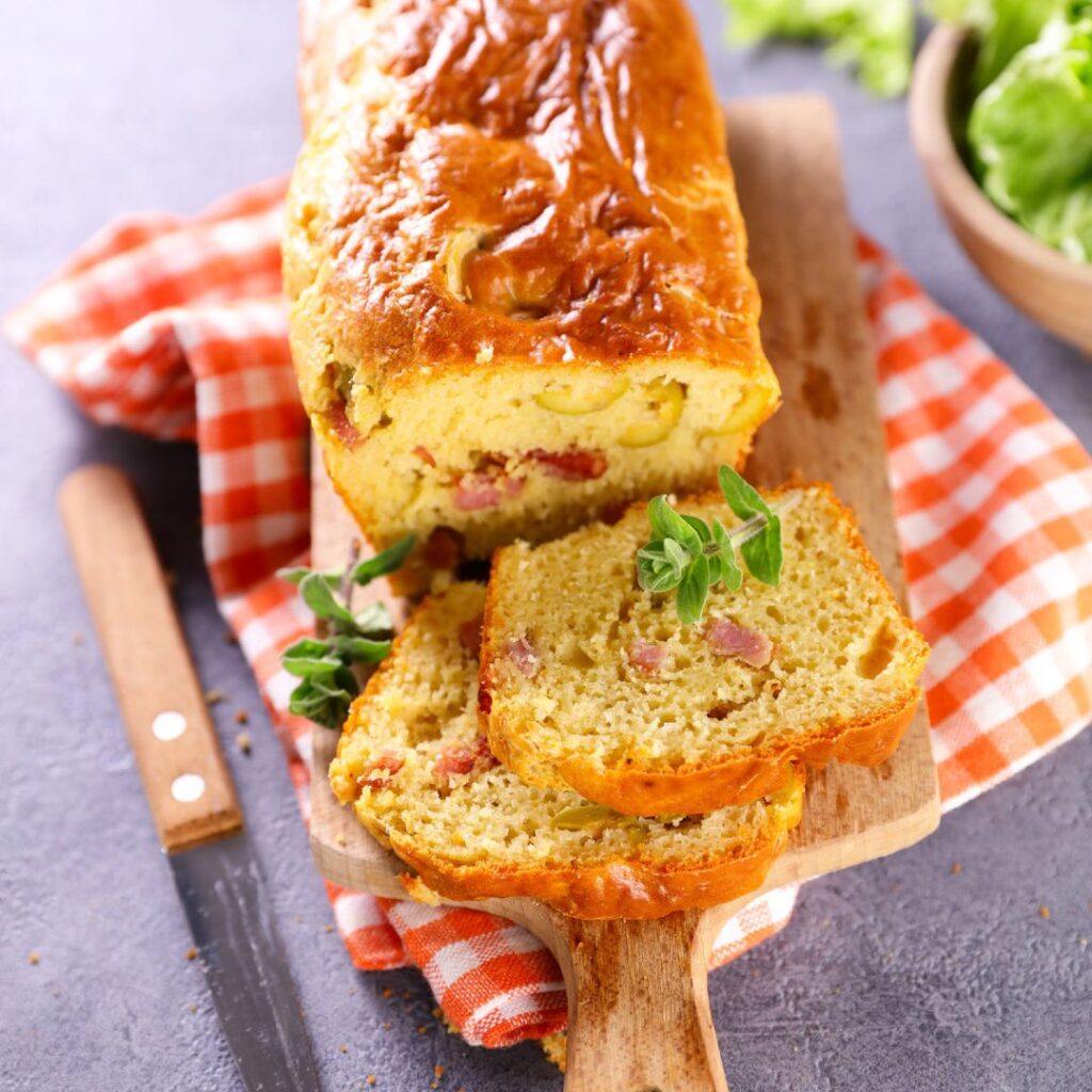 Cake aux olives, lardons et fromage