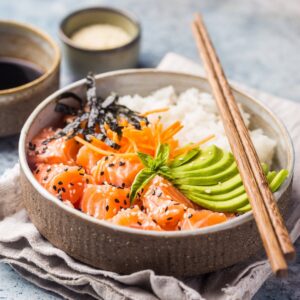Poké bowl saumon avocat