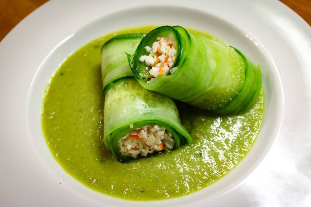 Cannelloni de concombre farci au crabe et gaspacho de petits pois