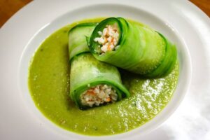 Cannelloni de concombre farci au crabe et gaspacho de petits pois