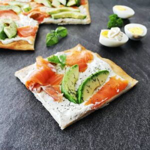 Pizza tartare, saumon fumé et avocat