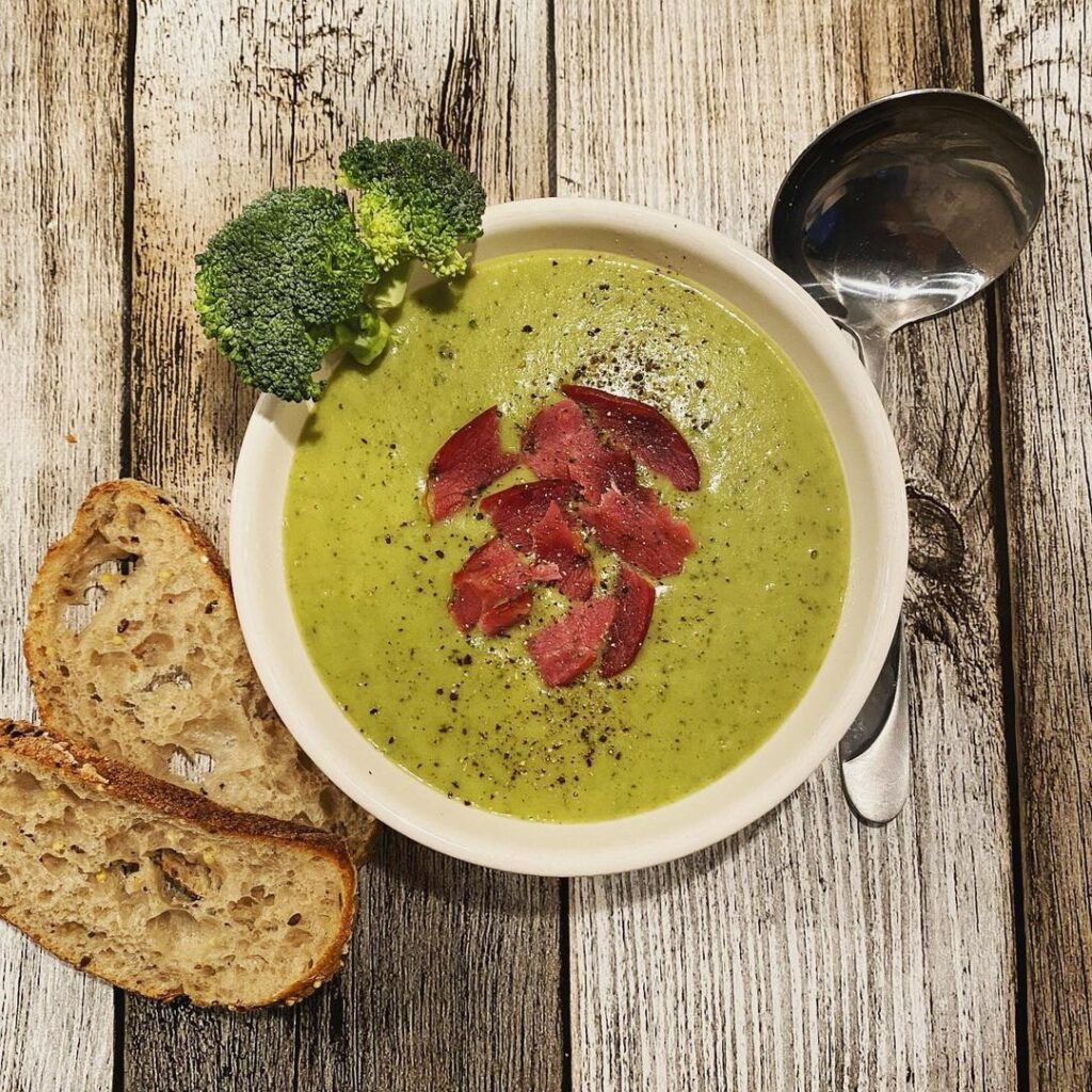 Velouté de brocolis  au boursin et chips de bacon