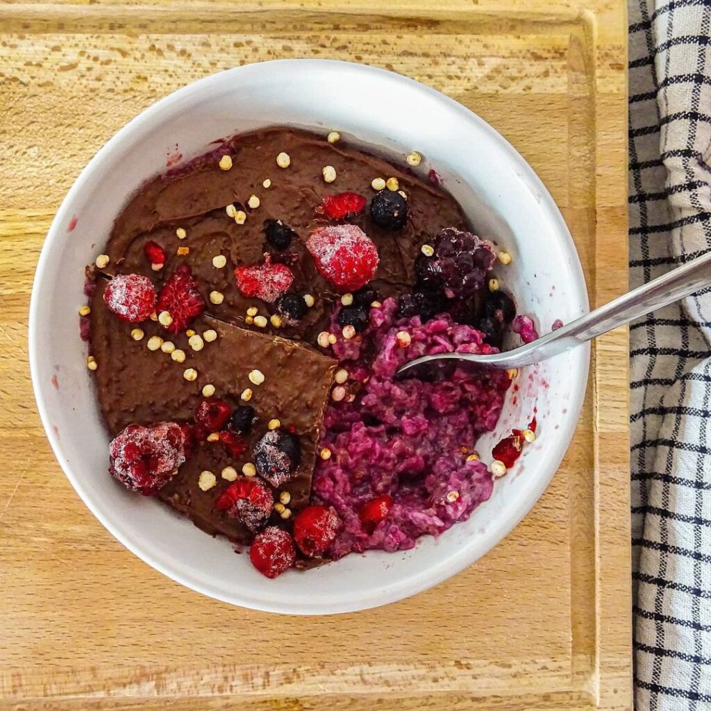 Porridge aux fruits rouges et chocolat noir