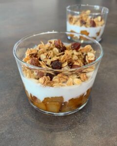 Verrine poires caramélisées au miel-yaourt fouetté-granola maison