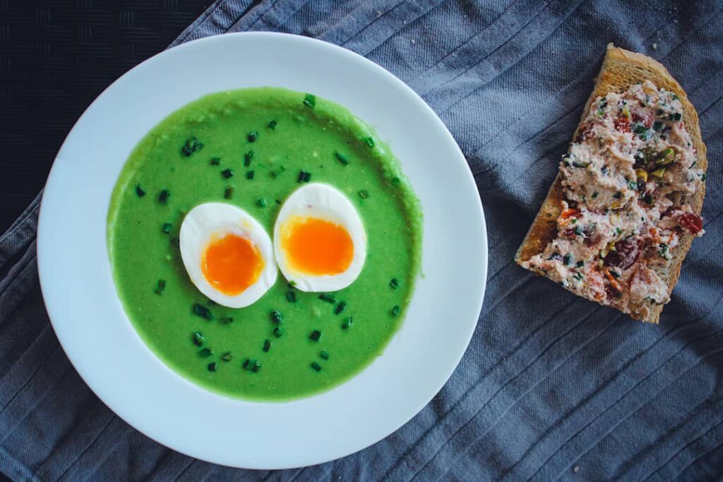 Soupe de brocoli, tartine, œuf mollet et pistaches