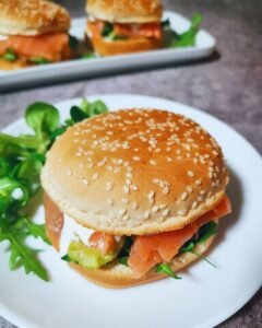 Burgers au saumon fumé, avocat et crème
