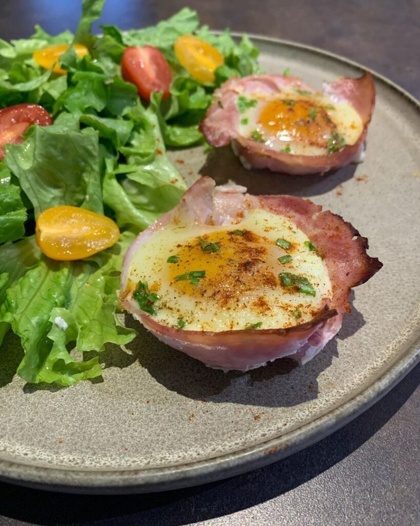 Œufs coulants au comté sur nid de jambon