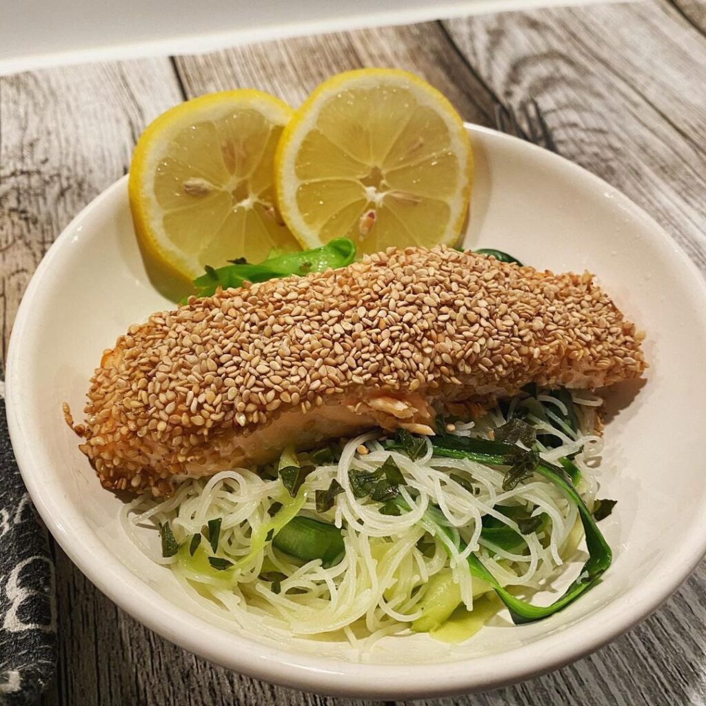 Saumon aux graines de sésames et salade de vermicelles et courgettes