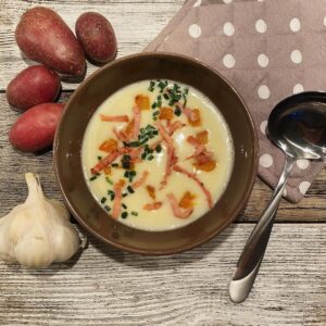 Crème de pomme de terre au bacon et à l’ail