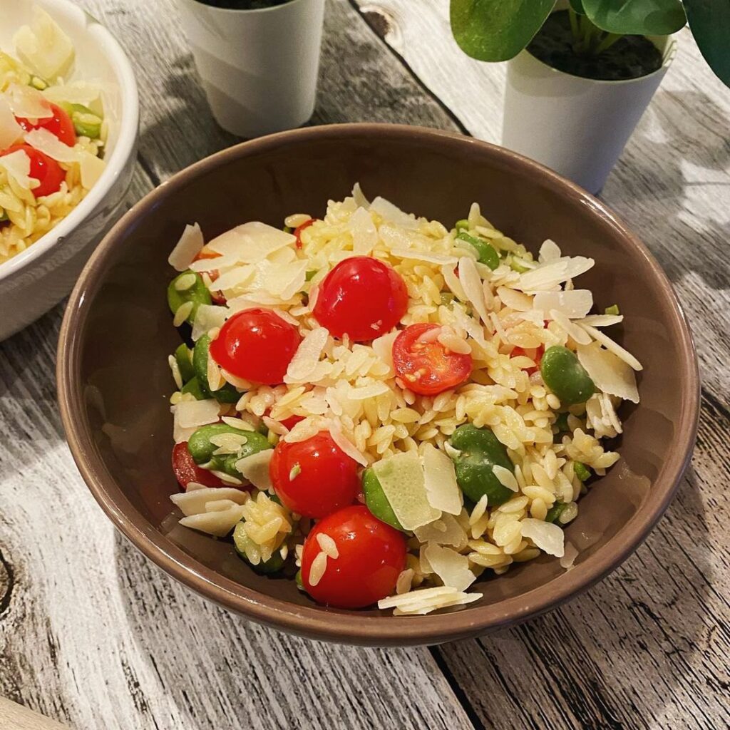 Salade de fèves et risonis aux tomates cerises