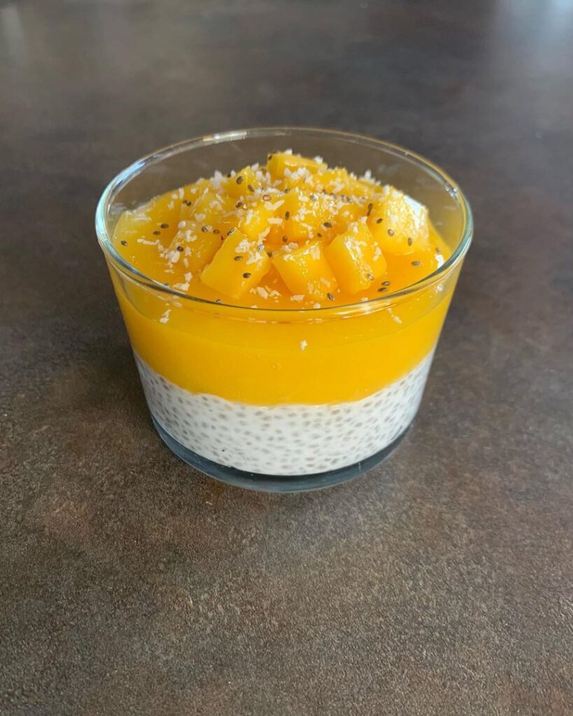 Verrine a la mangue, lait de coco et graines de chia
