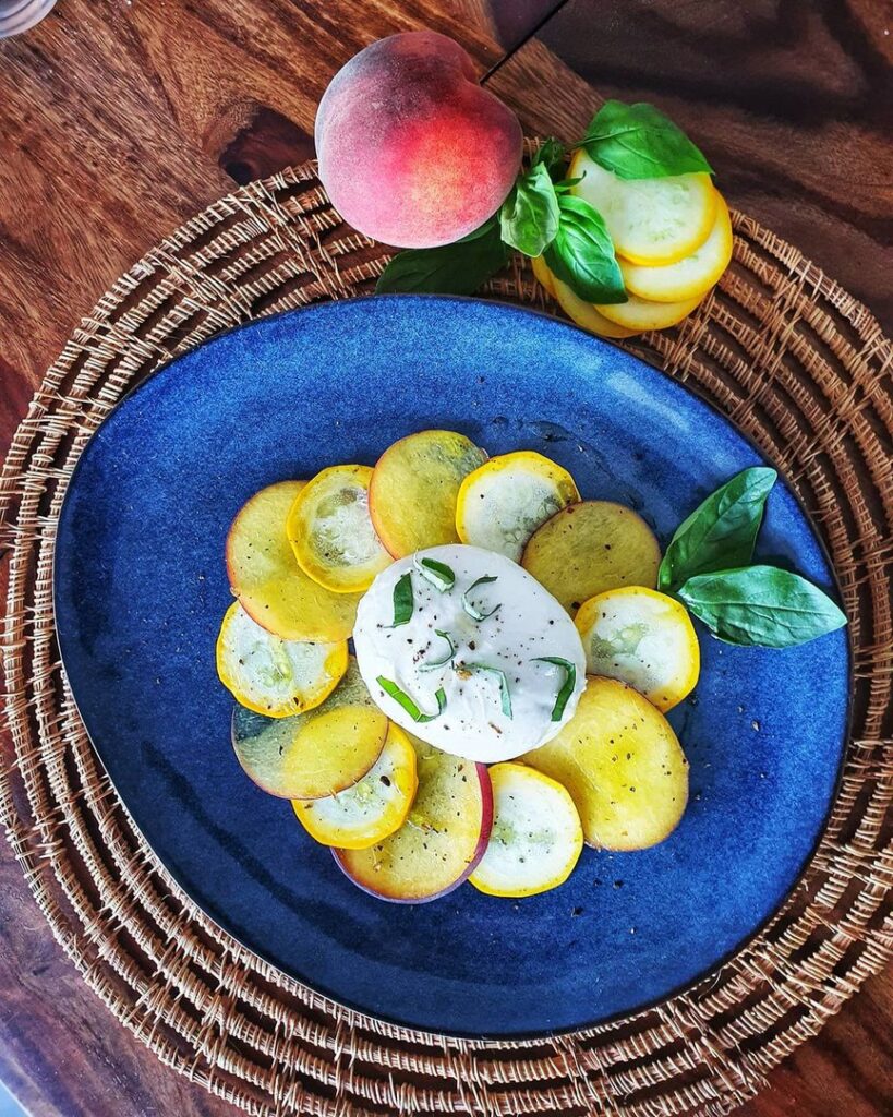 Carpaccio de pêche, courgette jaune et mozzarella