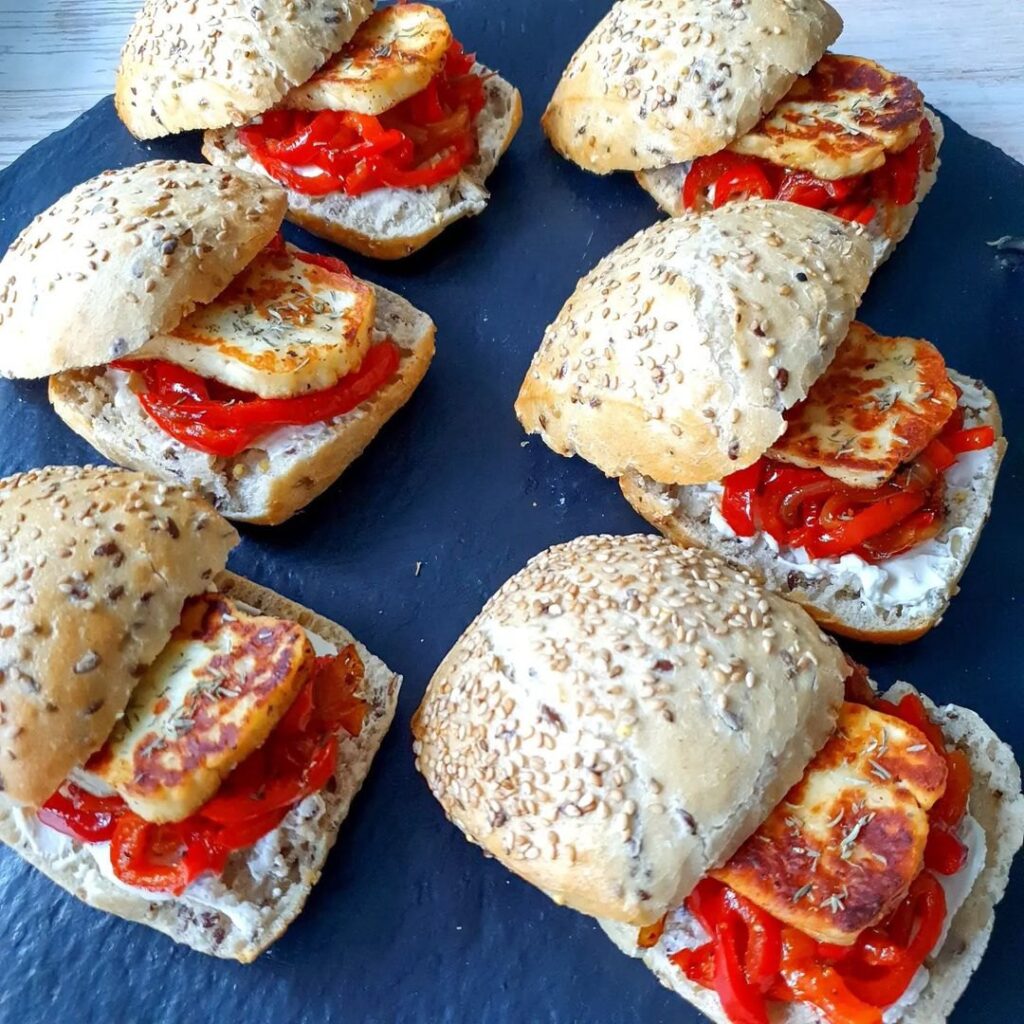 Petits pains aux poivrons confits & halloumi