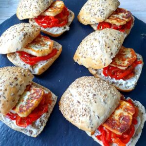 Petits pains aux poivrons confits & halloumi