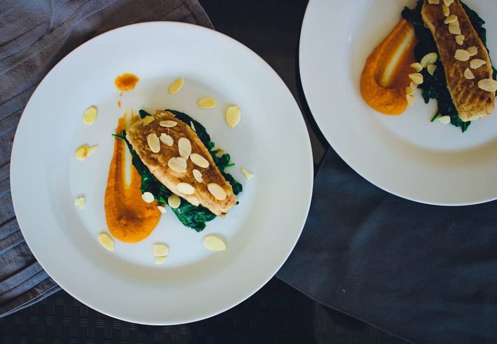 Lieu a la meunière et tombée d&rsquo;épinards, purée de carottes et de lentilles corail au paprika fumé.