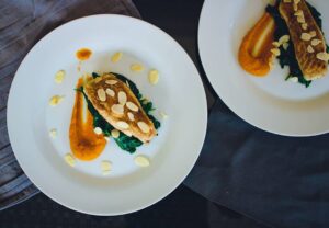 Lieu a la meunière et tombée d&rsquo;épinards, purée de carottes et de lentilles corail au paprika fumé.