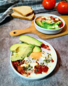 Tomates aux œufs et avocat sur pain de campagne au kiri