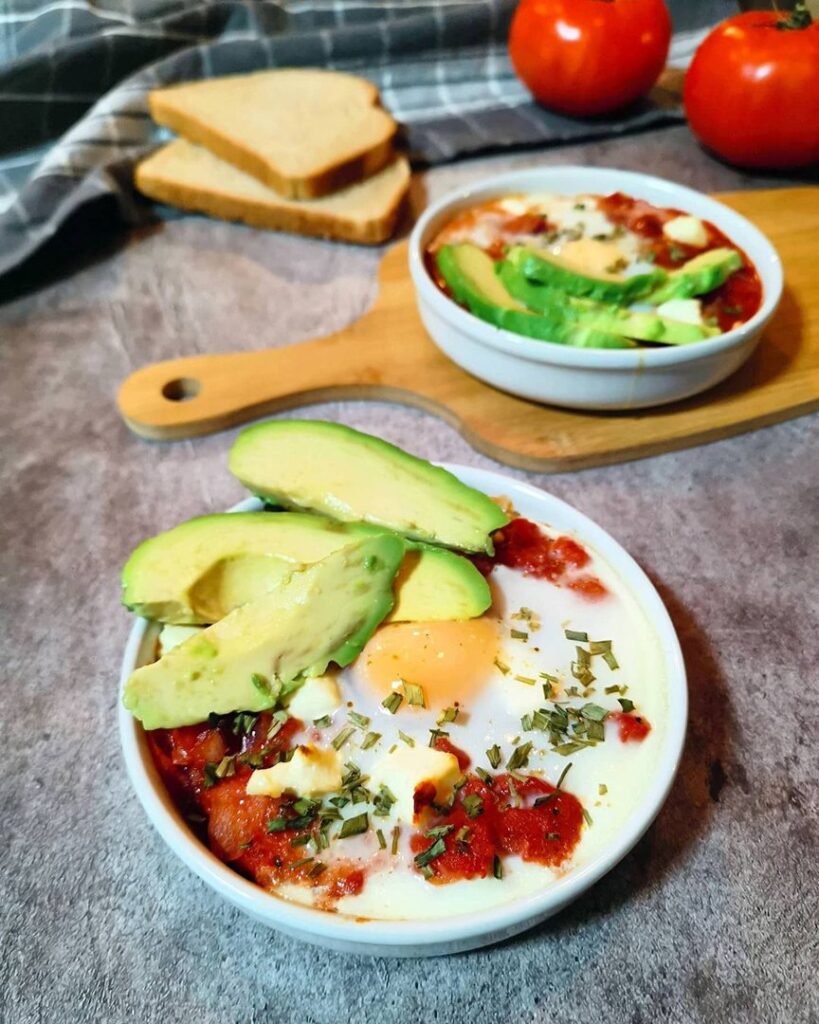 Tomates aux œufs et avocat sur pain de campagne au kiri