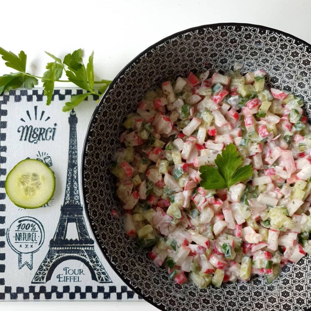 Salade radis concombre sur pesto de fanes de radis