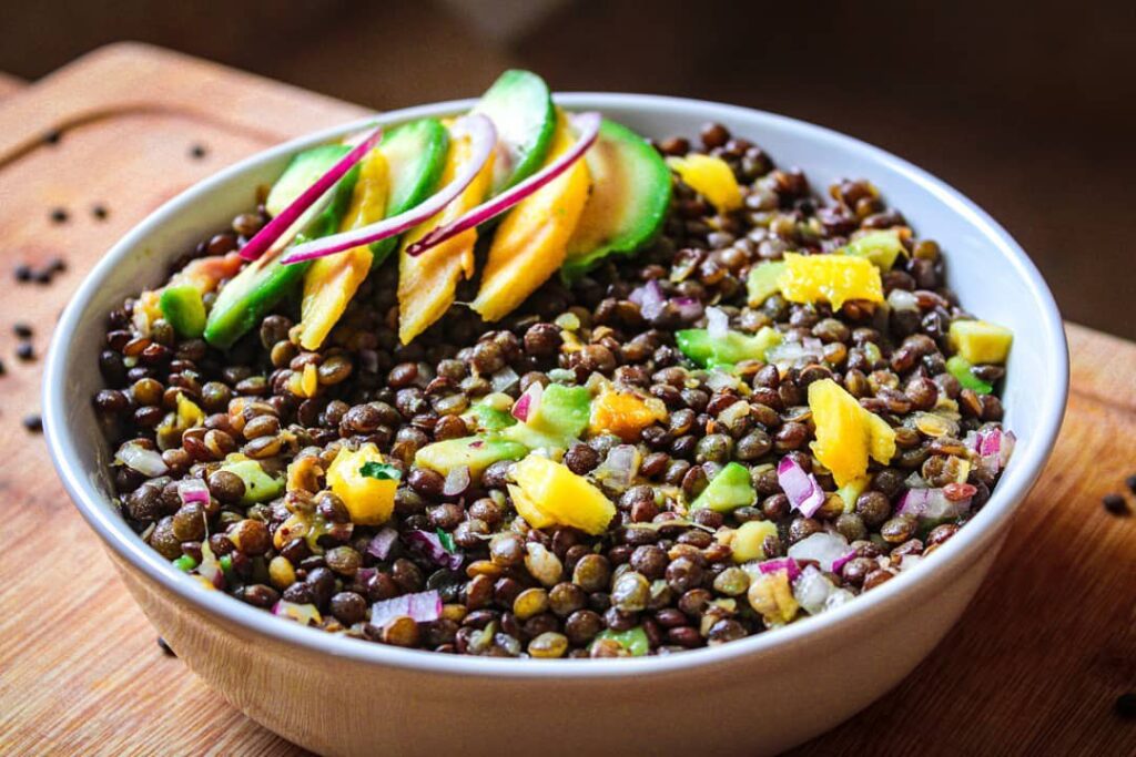 Salade de lentilles, mangue, avocat