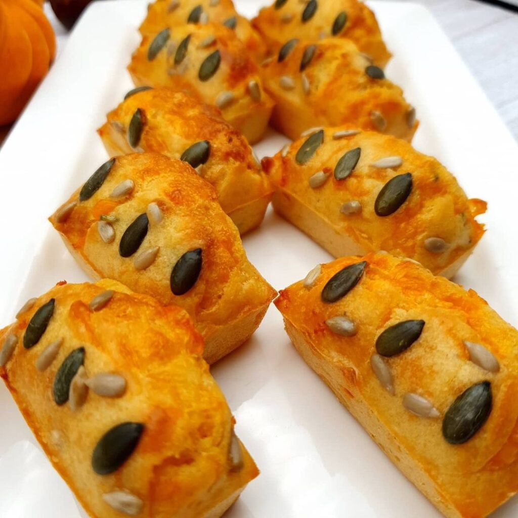 Minis cakes moutarde mimolette ciboulette