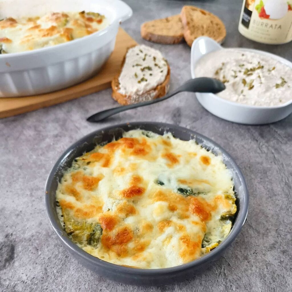 Gratin de salade et burrata avec rillettes de poulet maison