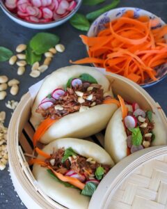 Gua bao, pains vapeurs garnis de porc confit et crudités Gua bao, pains vapeurs garnis de porc confit et crudités