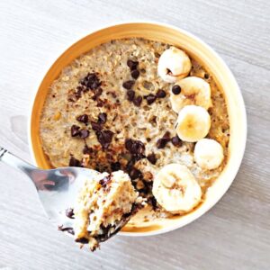 Bowl cake aux flocons d&rsquo;avoine, banane et pépites de chocolat