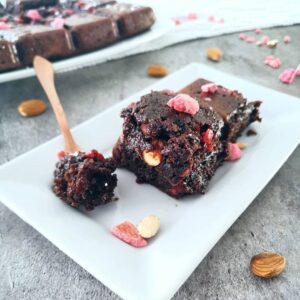 Brownie pralines roses et amandes entières sans lactose