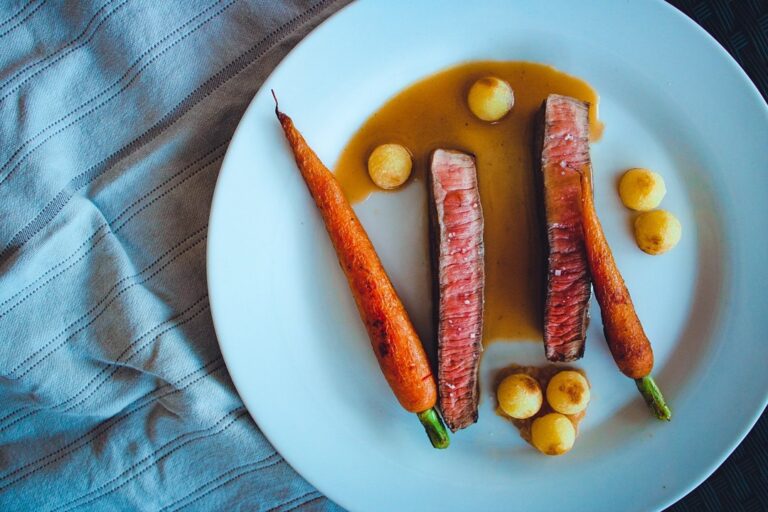 Steak de boeuf, carottes roties, pommes noisettes et son jus Steak de boeuf, carottes roties, pommes noisettes et son jus