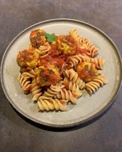 Chicken-boulettes maison et fusilli sauce tomates-basilic