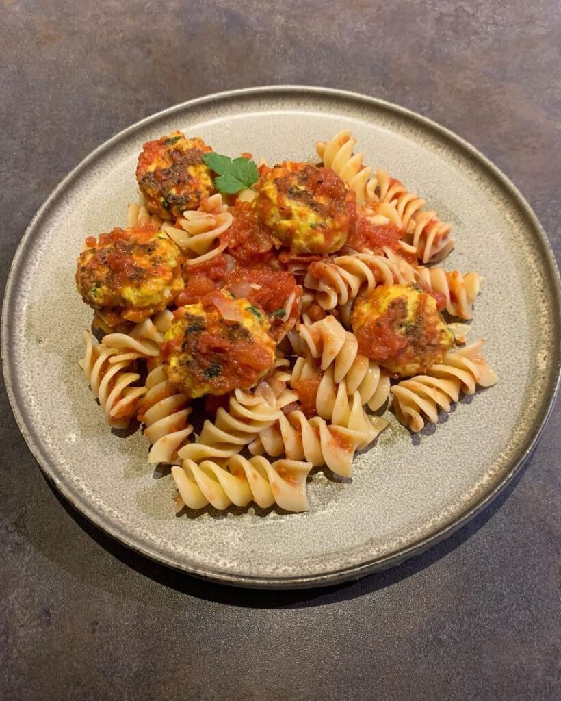 Chicken-boulettes maison et fusilli sauce tomates-basilic