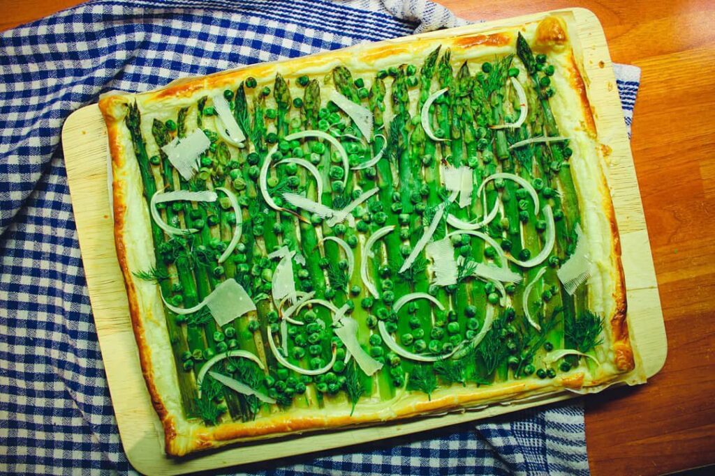 Tarte feuilletée asperges vertes, petits pois et crème a la moutarde