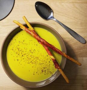 Soupe aux petits pois et gressins au jambon de parme