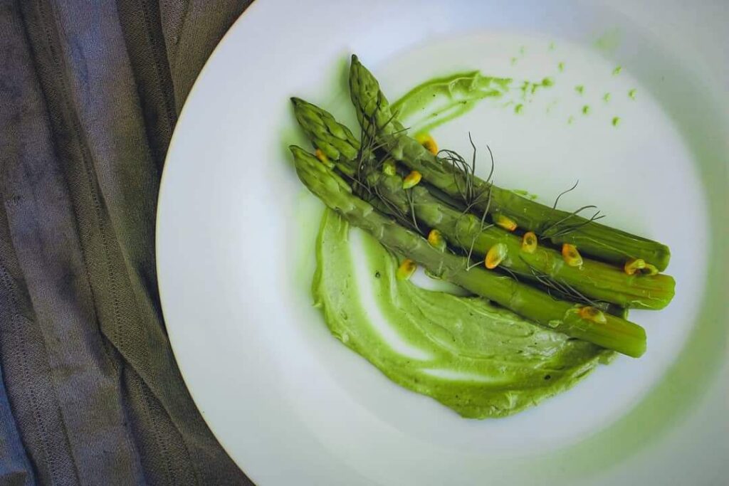 Asperges vertes et crème d&rsquo;avocat – mango